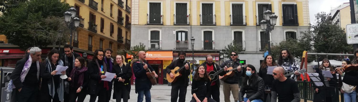 grupo de acción callejera en la plaza de Lavapies