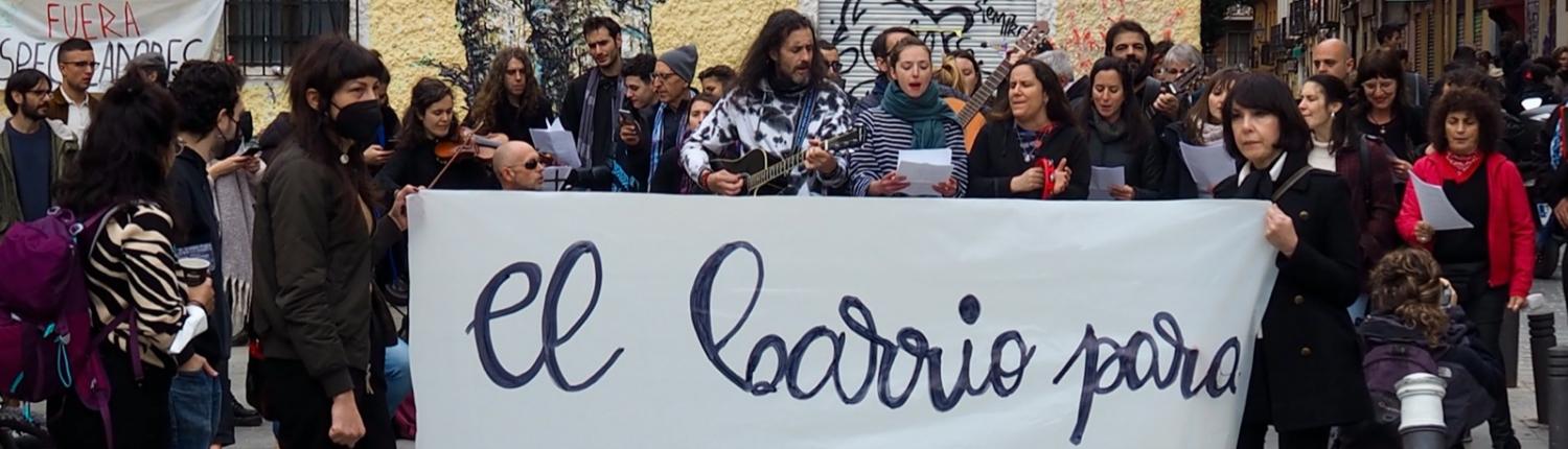 personas con pancarta, grupo de acción callejera